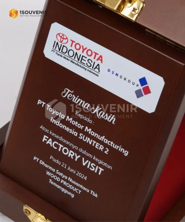 DETAIL-PK469 Wooden Plaque Factory Visit