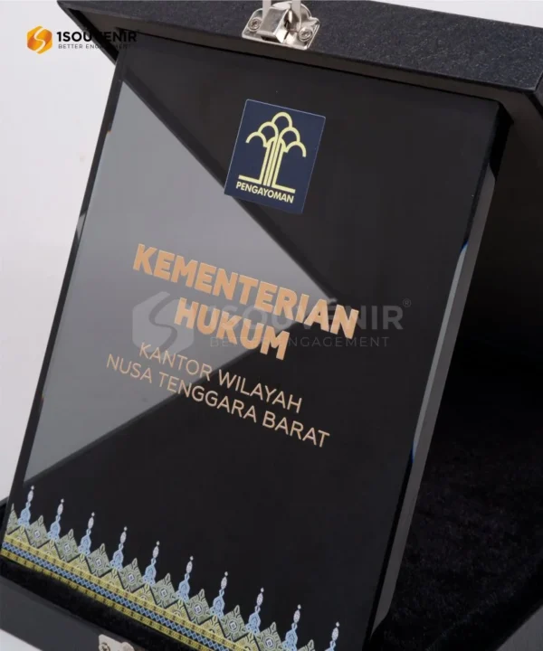 DETAIL-PKR340 Crystal Plaque Ministry of Law NTB
