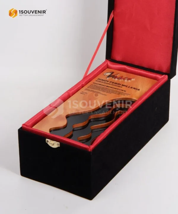 DETAIL2-PK476 Wooden Plaque Senior Brand Designer Vasco