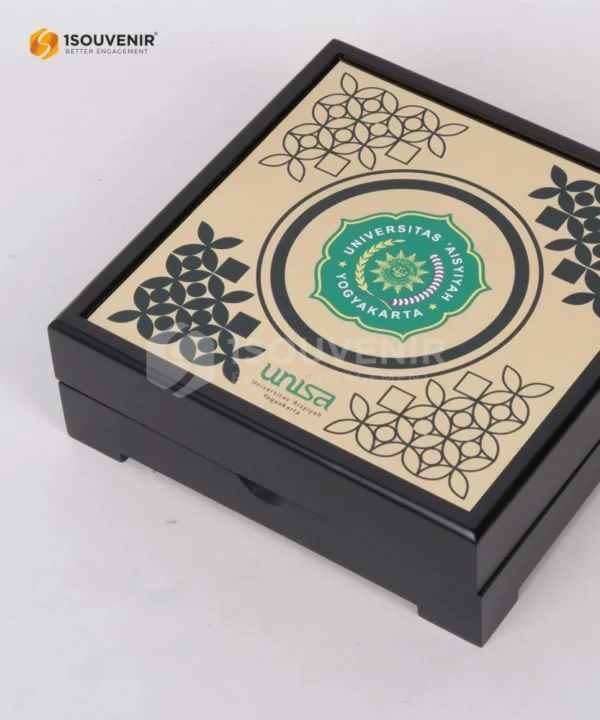 DETAIL2-PK499 Wooden Plaque Universitas Aisyiyah