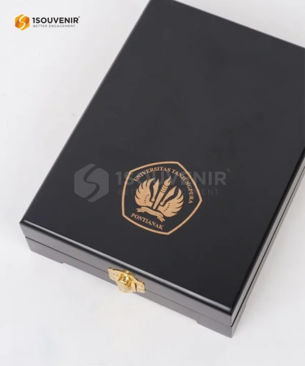 DETAIL2-PK537 Wooden Plaque Universitas Tanjungpura