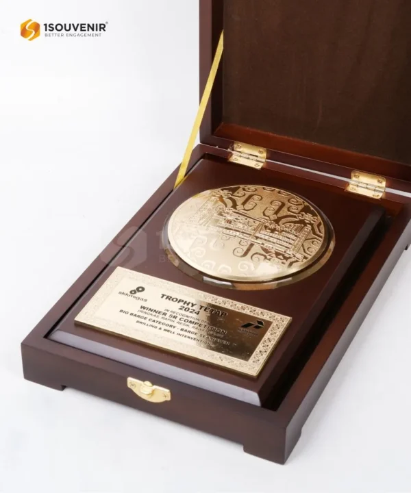 DETAIL2-PK542 Wooden Plaque Winner 5R Competition