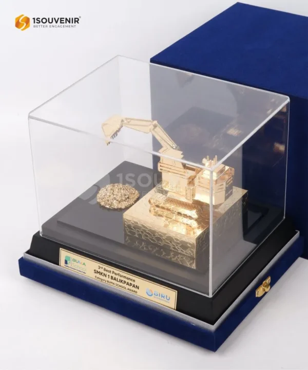 DETAIL2-SM505 Miniature BUMA School Award