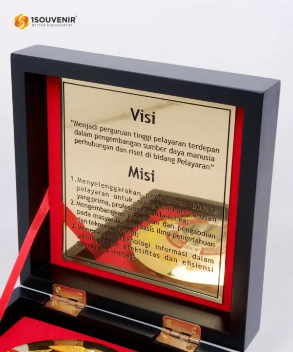DETAIL-PK563 Wooden Plaque Politeknik Ilmu Pelayaran