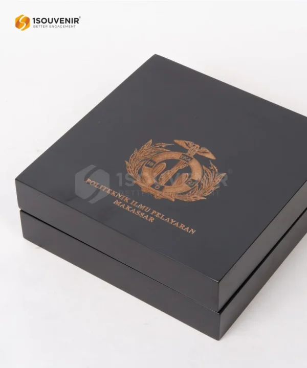 DETAIL2-PK563 Wooden Plaque Politeknik Ilmu Pelayaran