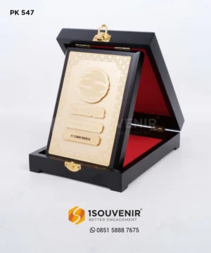 PK547 Wooden Plaque Gold Partner