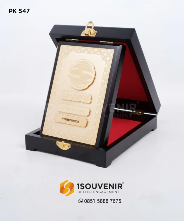PK547 Wooden Plaque Gold Partner