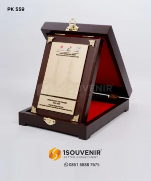 PK559 Wooden Plaque Area Finance Job Tomori