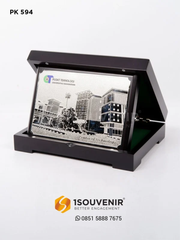 PK594 Wooden Plaque Universitas Hasanuddin