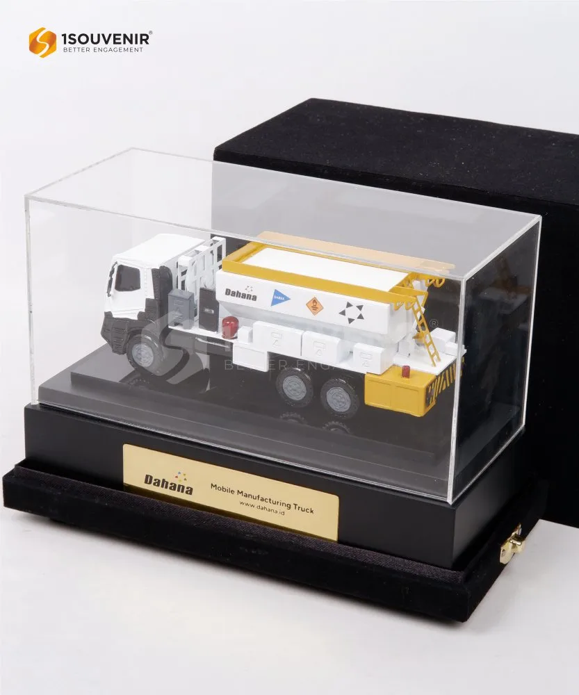 DETAIL2-SM544 Miniature Mobile Manufacturing Truck