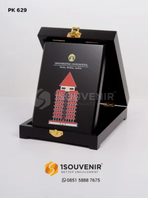 PK629 Wooden Plaque Universitas Indonesia