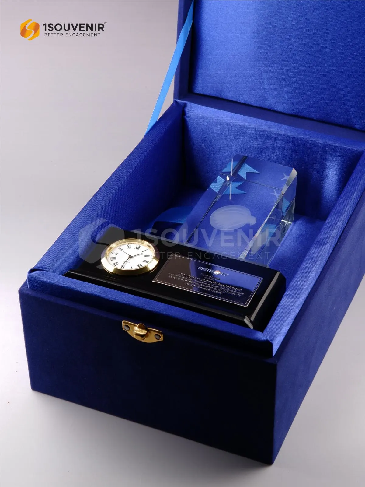 DETAIL2-PKR350 Crystal Plaque Metro TV