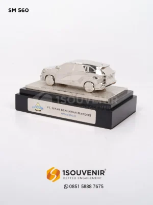 SM560 Miniature Toyota Innova Zenix