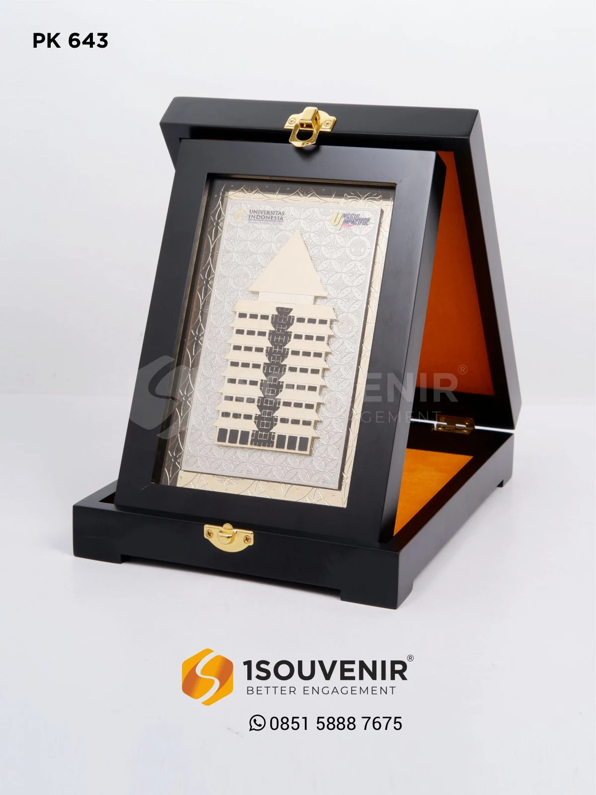 PK643 Wooden Plaque Universitas Indonesia